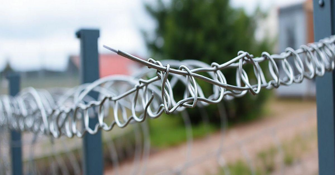 Concertina Dupla Clipada Galvanizada: Segurança e Eficiência